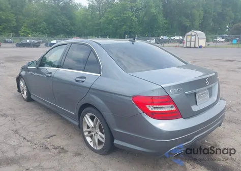 2012 Mercedes-Benz C 300 Luxury 4Matic/Sport 4Matic z USA, uszkodzony, nr VIN WDDGF8BBXCR209813